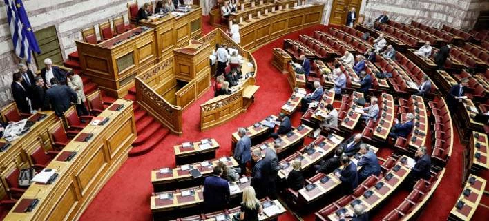 Βουλή: Υπερψηφίστηκε με 154 «ναι», το πολυνομοσχέδιο με τα προαπαιτούμενα
